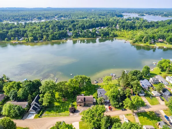 11420 Norway Dr, Hartland, MI 48353