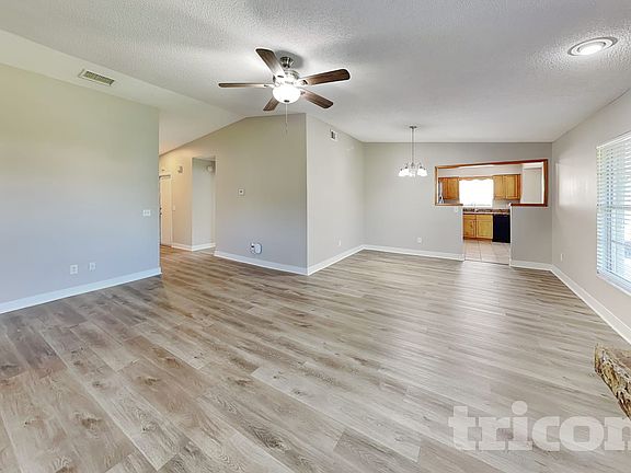 2nd image of 1020 Red Oak Cir