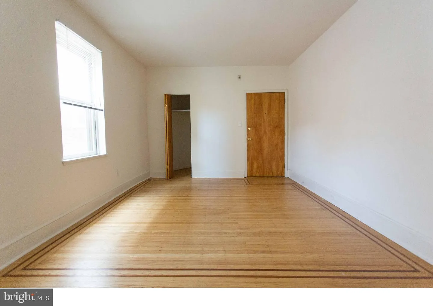 2 bed, 1.0 bath, 879 sqft, $2,500 — Photo 3