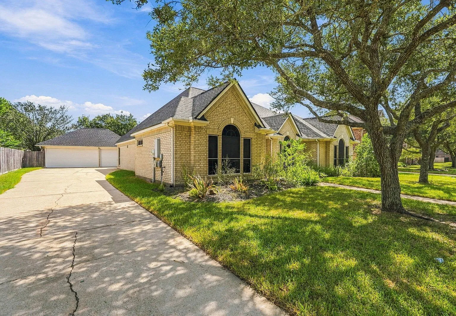 4 bed, 3.0 bath, 3267 sqft, $3,900 — Photo 2