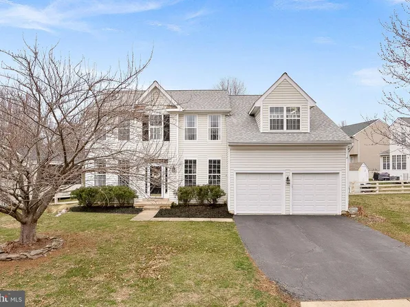 35812 Park Heights Cir, Round Hill, VA 20141