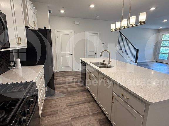 5th image of 916 Emerling Dr