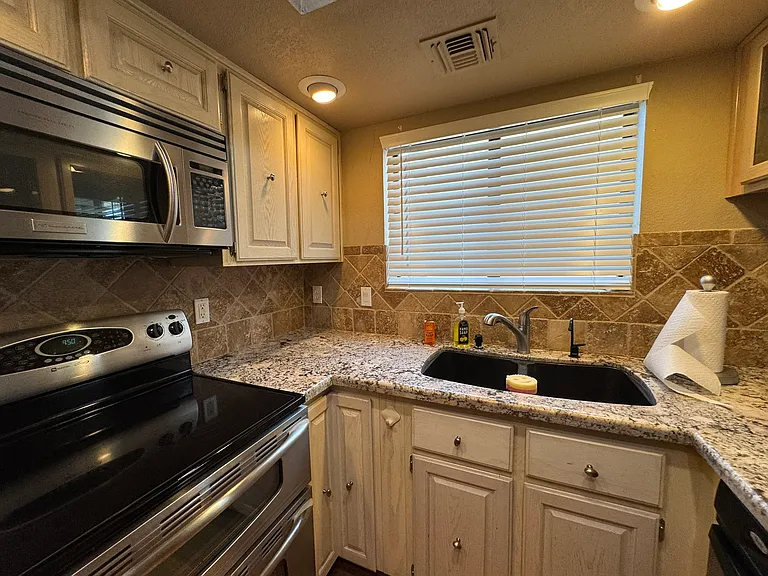 2022 Merrill Ln #6D — Photo 22