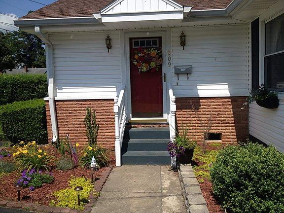 3rd image of 209 York St