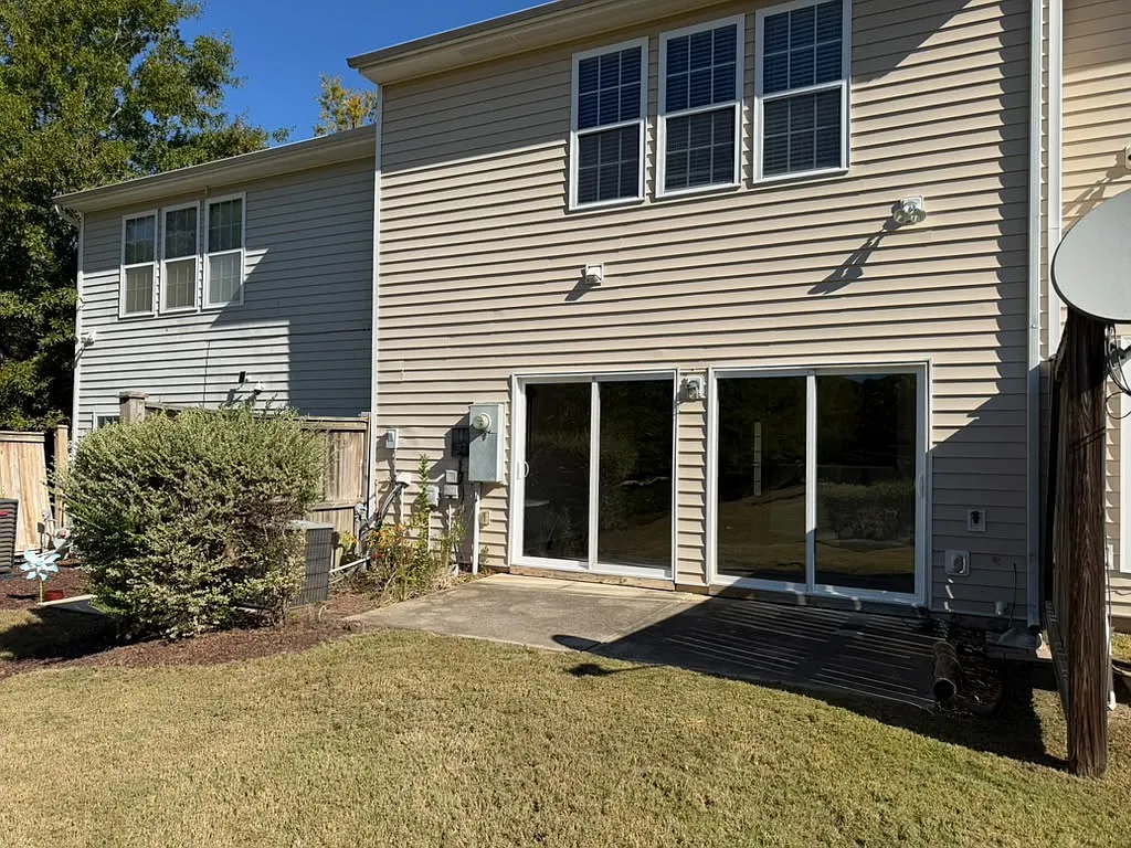 3 bed, 2.5 bath, 1564 sqft, $1,950 — Photo 2