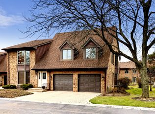 36 Queens Ct #36, Westchester, IL 60154