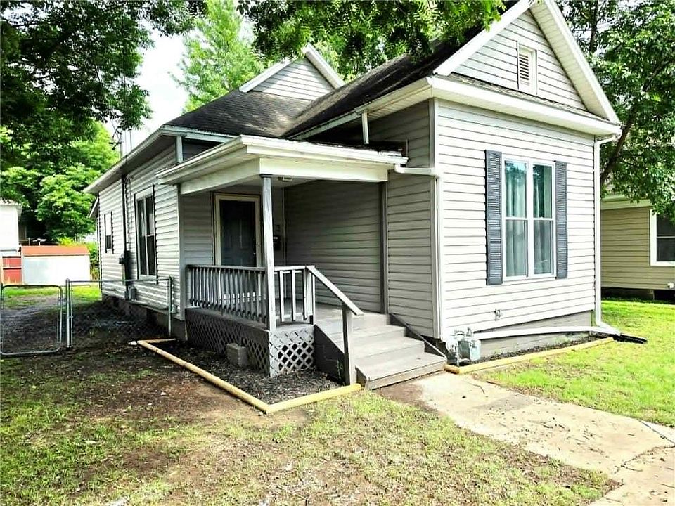 1st image of 903 Oak St