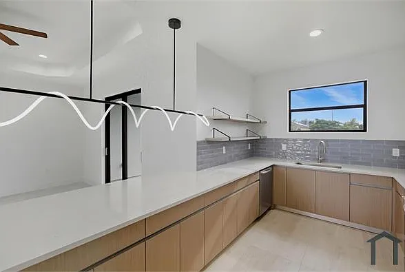 211 NW 25th Ave — Photo 12
