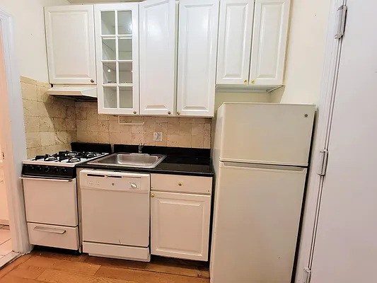 Rented by Gold & Appel Realty Corp | media 4