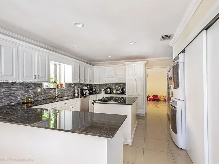 437 Holiday Dr — Photo 8