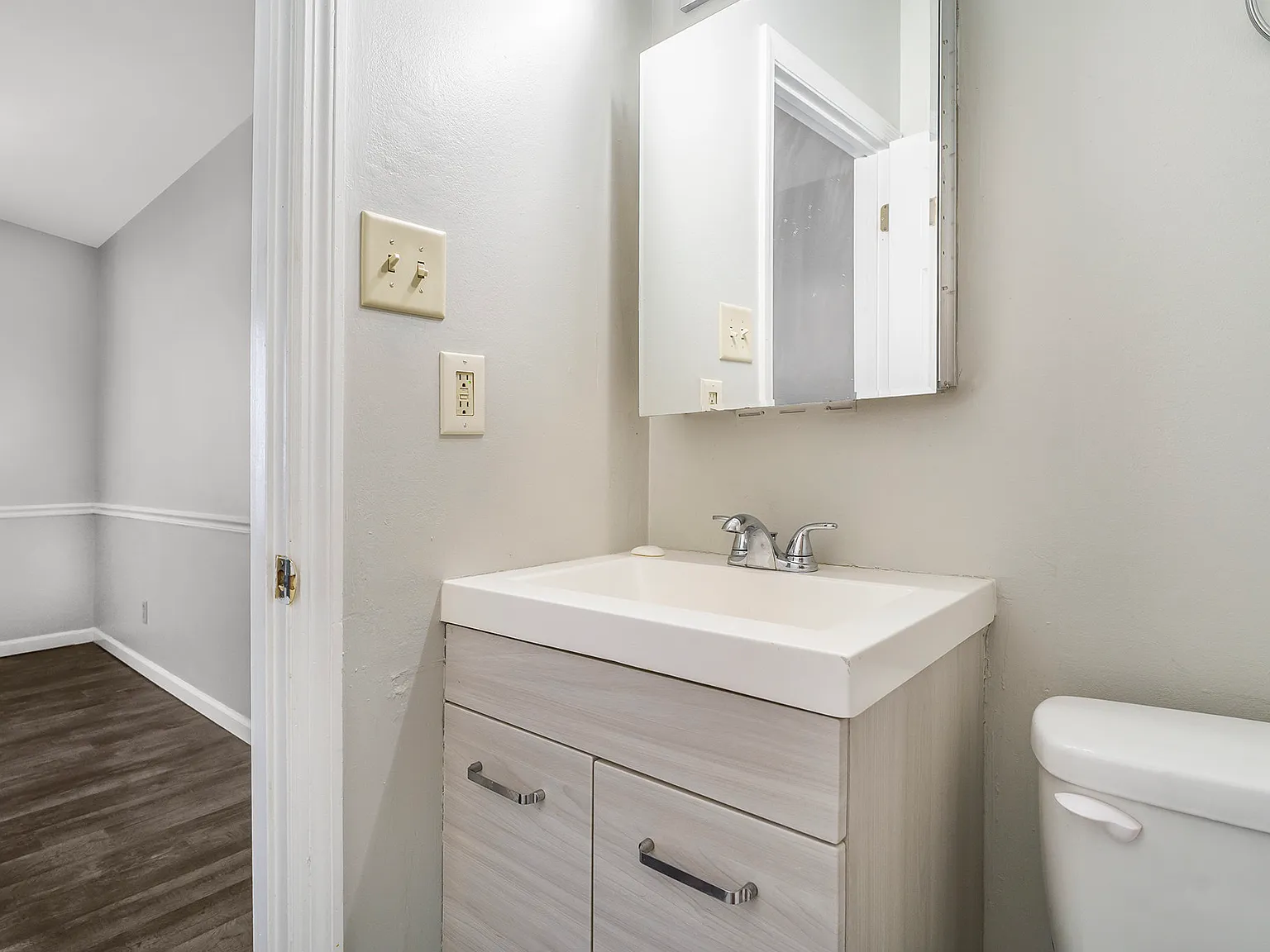 2 bed, 965 sqft, $1,350 — Photo 3