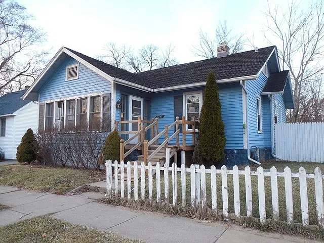 1251 E Eagle St photo 1