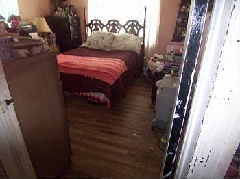 4th image of 957 N University Ave