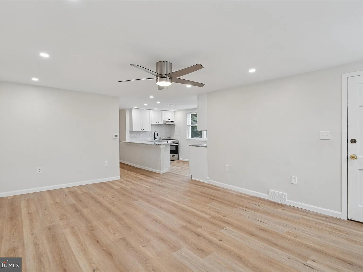 2 bed, 882 sqft, $1,975 — Photo 3
