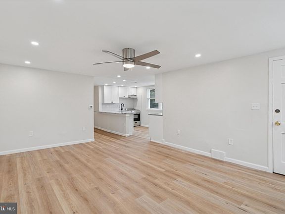 3rd image of 421 W Jefferson St #B