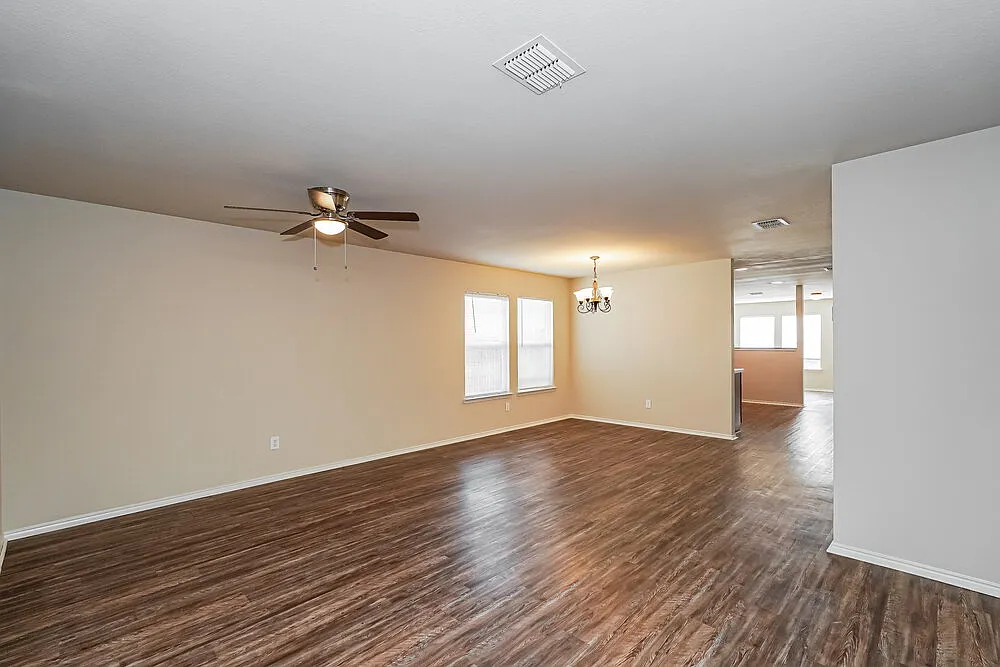 4 bed, 2.0 bath, 2100 sqft, $2,220 — Photo 4
