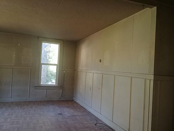 5th image of 6414 Dunsmuir Ave