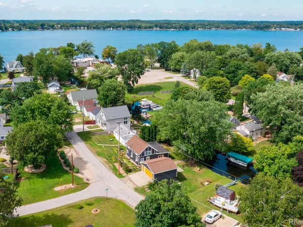 121 Canal Dr, Brooklyn, MI 49230