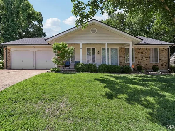 987 Century Oaks Dr, Ballwin, MO 63021