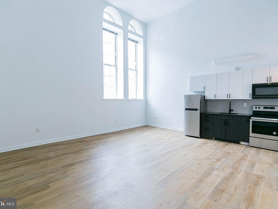 1st image of 109 W Wildey St #207