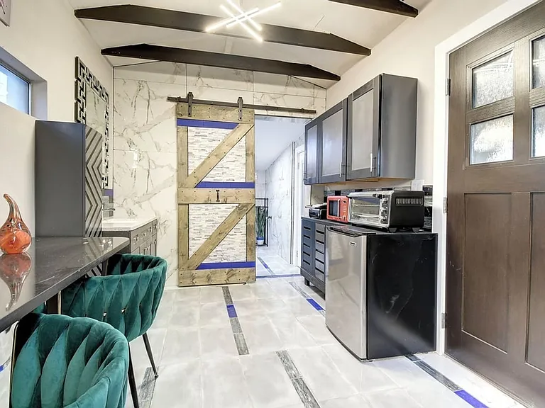 121 W Balboa Dr — Photo 4