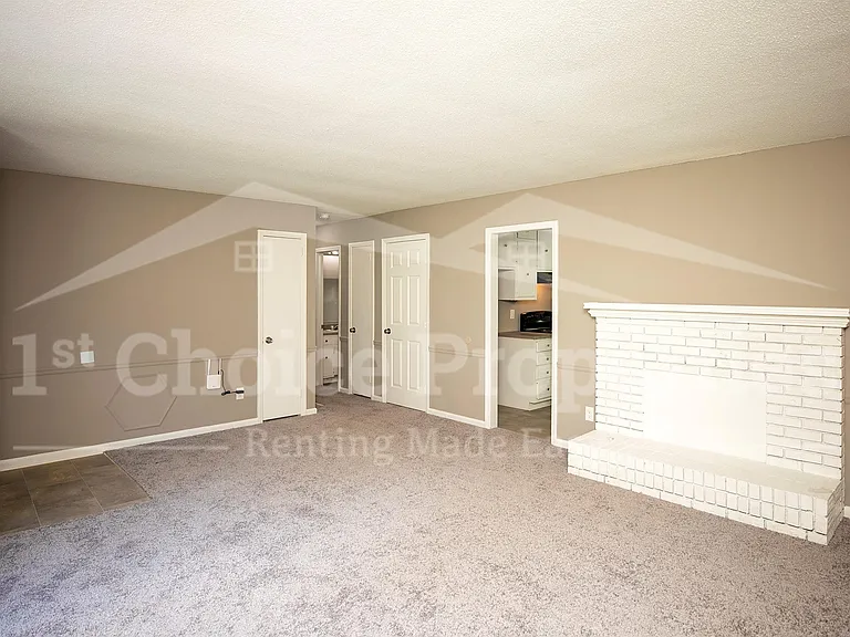 3142 Sleepy Hollow Dr — Photo 6