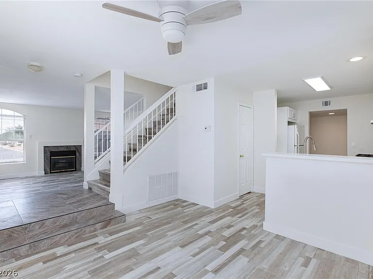 8048 W Rochelle Ave — Photo 6