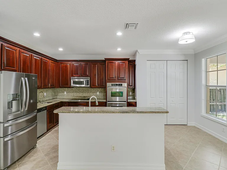 112 Dunmore Dr — Photo 9