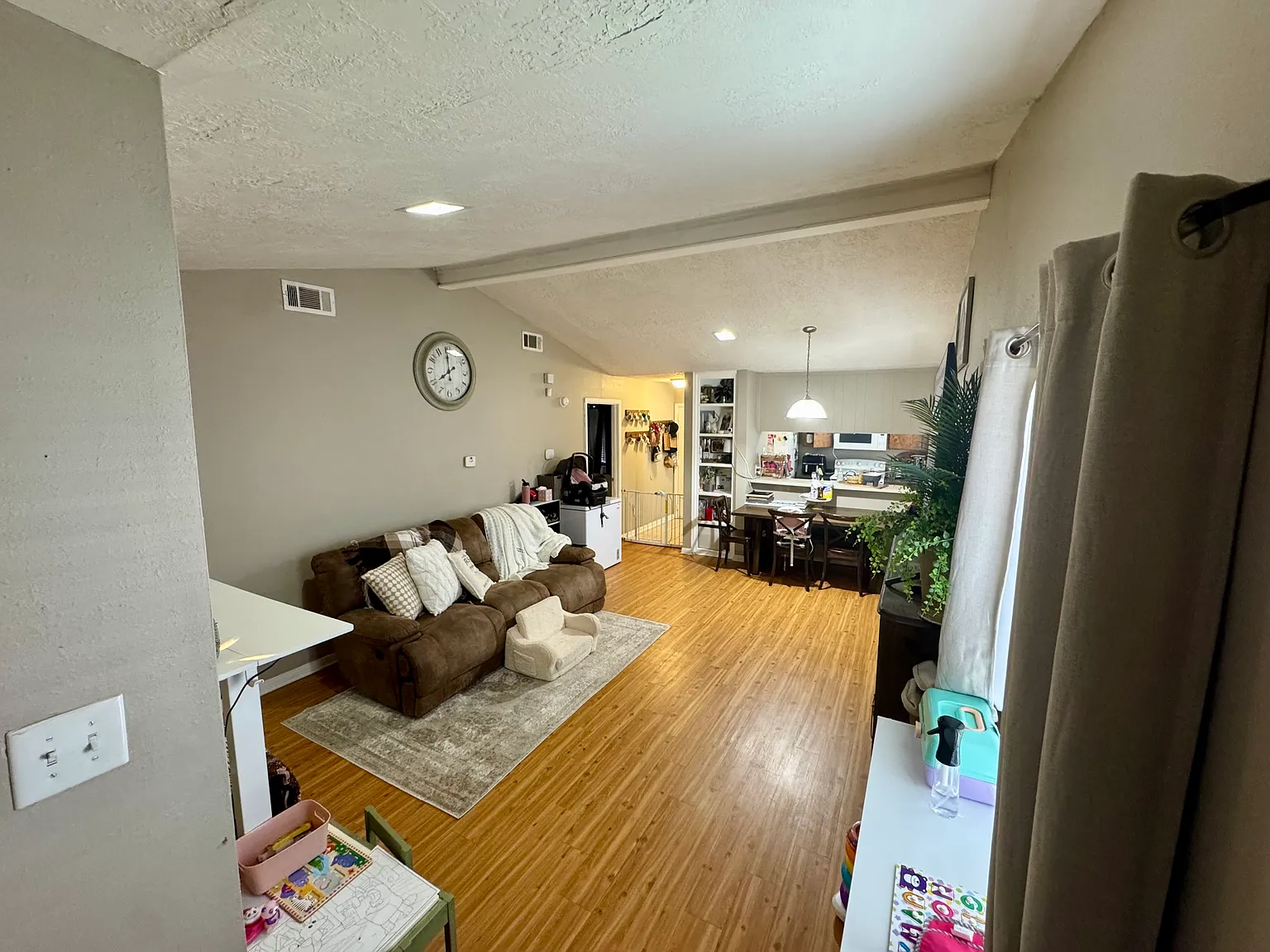 3 bed, 1051 sqft, $1,350 — Photo 2