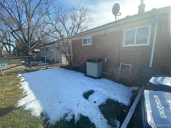 5th image of 808 Stewart Ave