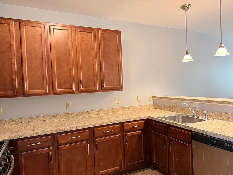 10 Rowand Way E — Photo 3