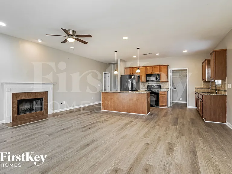 1092 Fairbank Ln — Photo 4