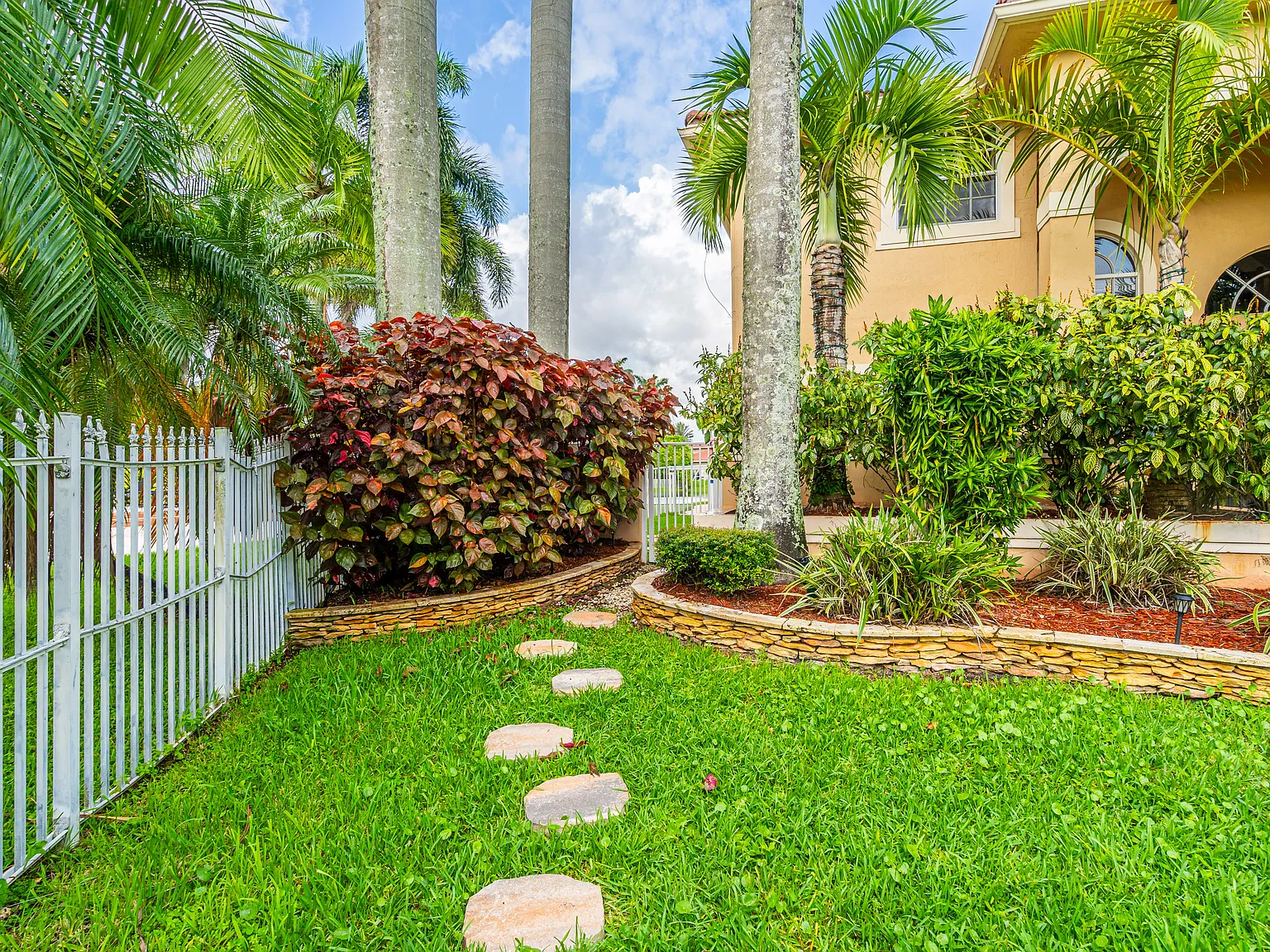 SW 179th Ter, Pembroke Pines — Photo 3