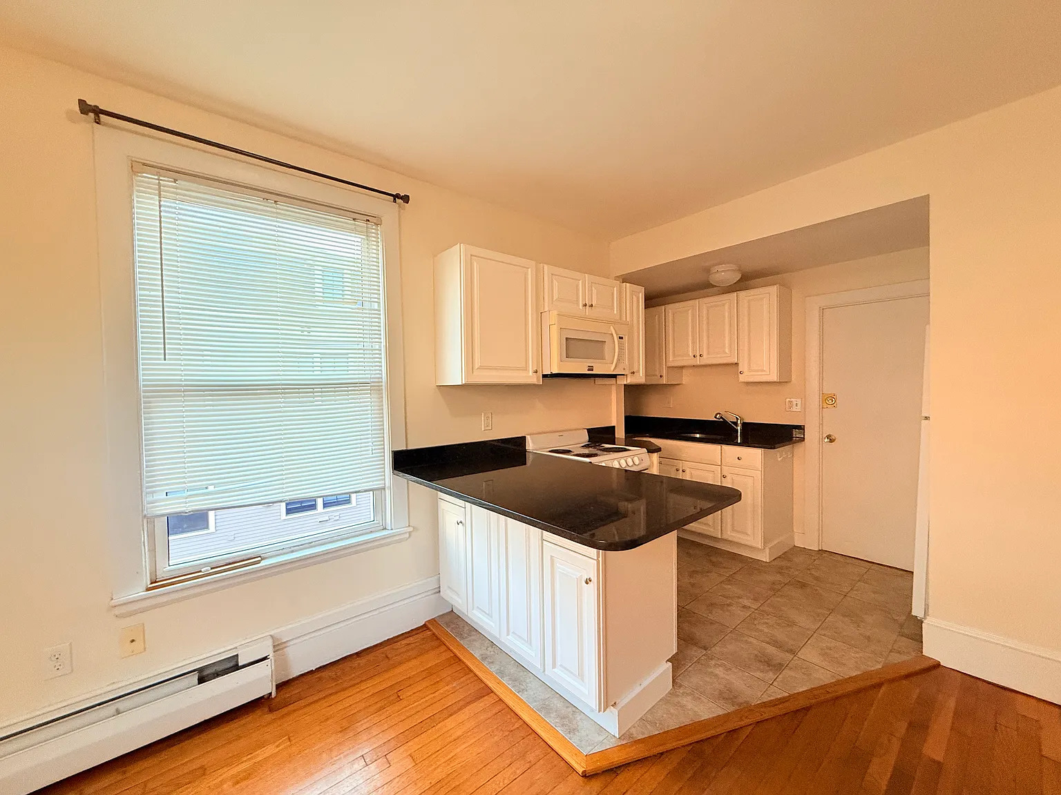 Studio, 325 sqft, $1,850 — Photo 3