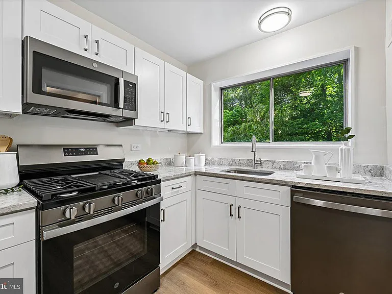 10648 Montrose Ave #M-103 — Photo 11