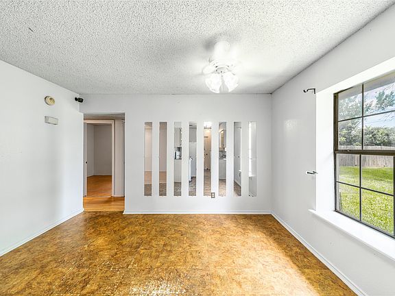 3rd image of 1306 Bluffview Dr