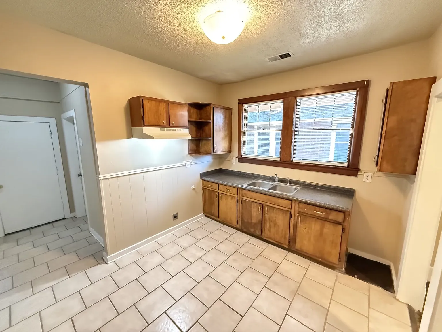 869 Dickinson St — Photo 4
