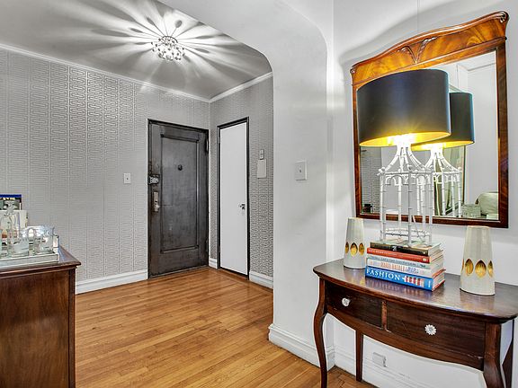 3rd image of 222 E 35th St APT 1E