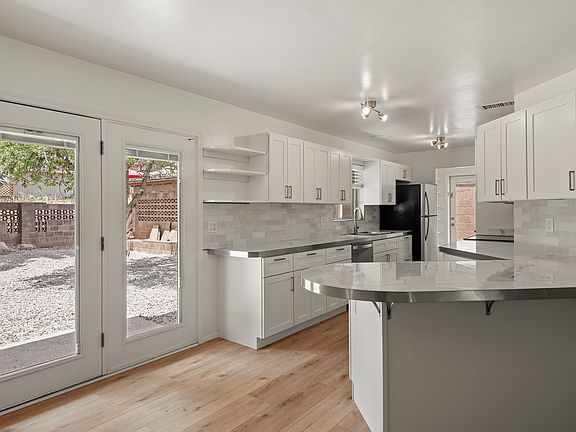 4th image of 3207 N Pine Dr