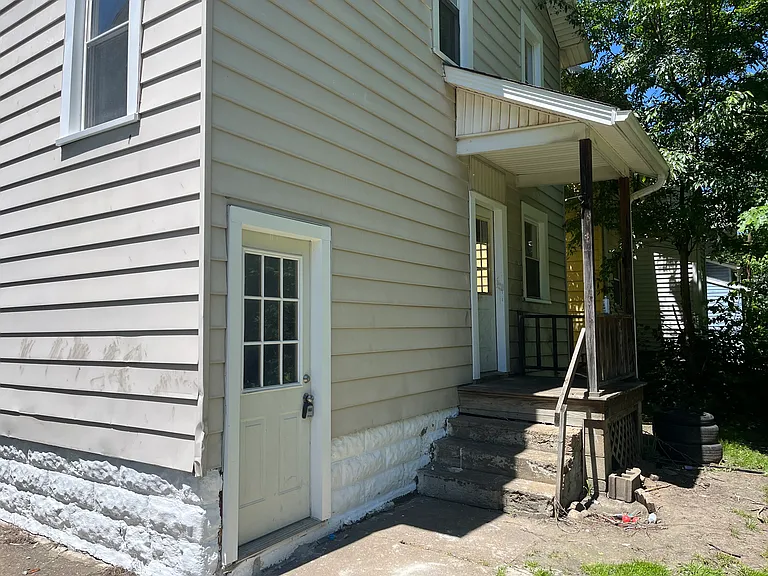 1710 Grace Ave NE — Photo 3