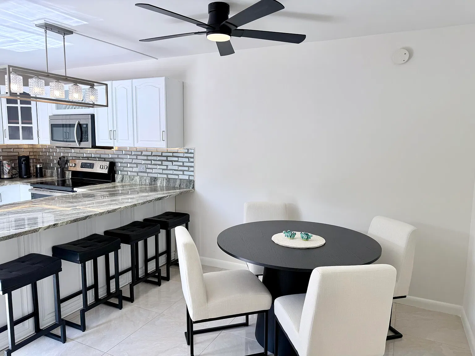 2 bed, 2.5 bath, 1235 sqft, $3,300 — Photo 4