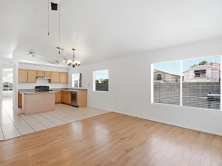 1302 E Michelle Dr — Photo 10