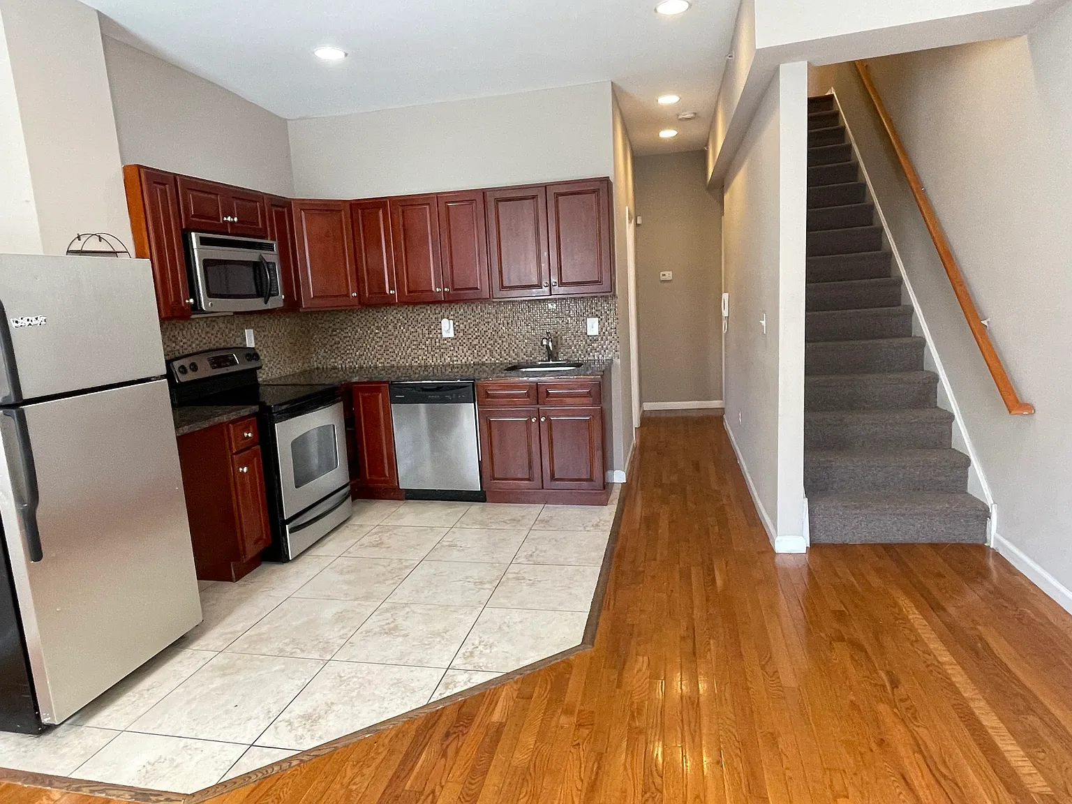 4 bed, 1100 sqft, $2,500 — Photo 4
