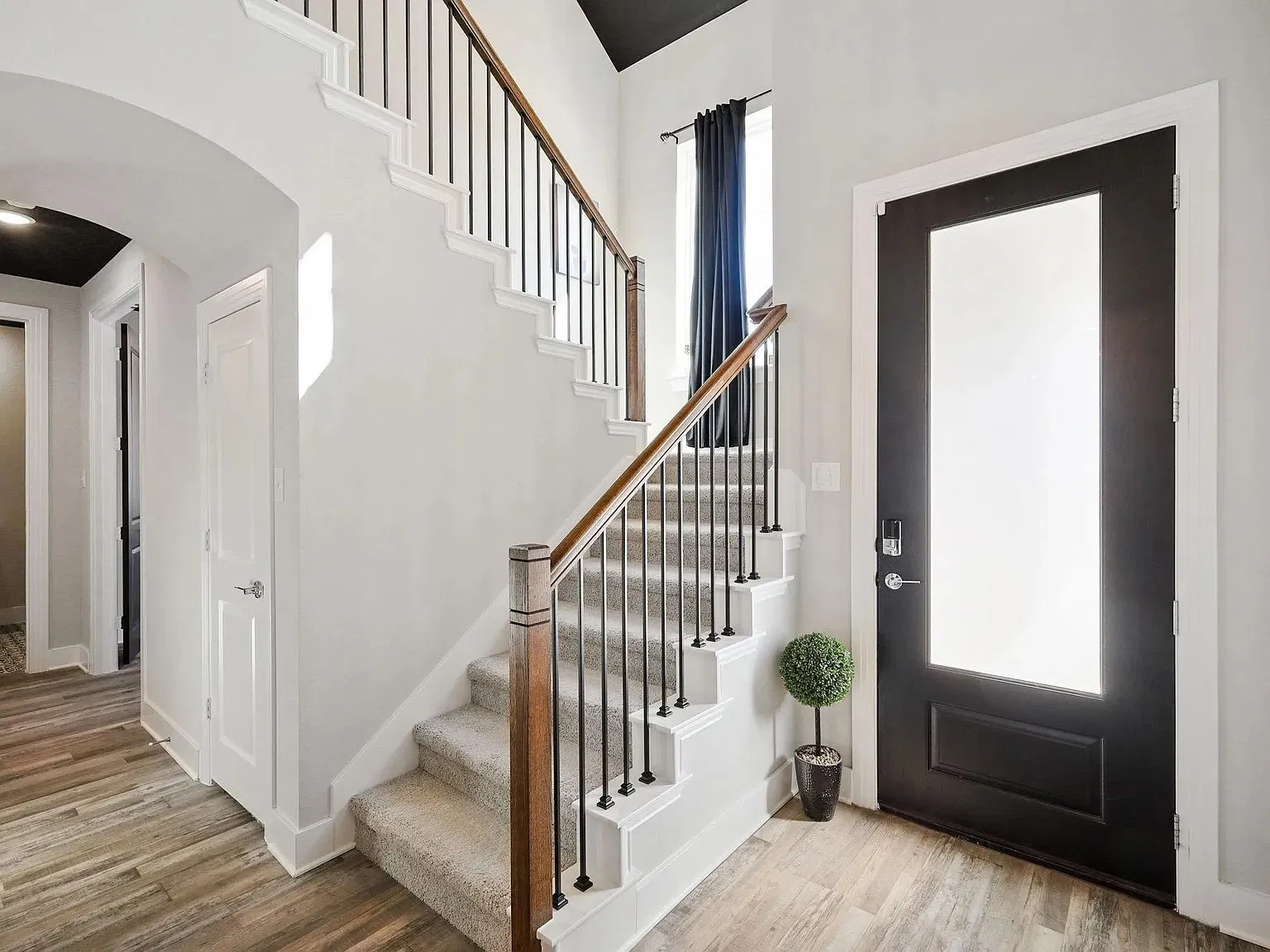 712 Plaza Ln — Photo 4