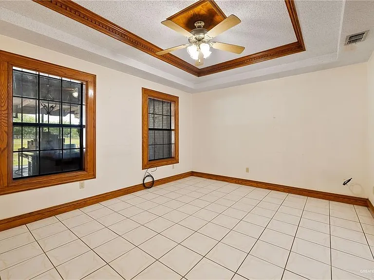 906 W Veterans Blvd — Photo 3