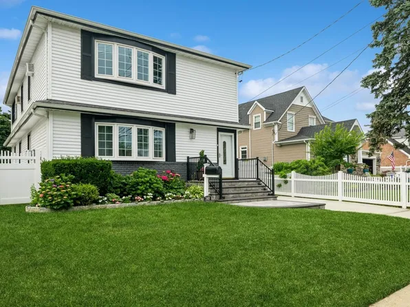 340 N Michigan Avenue, Massapequa, NY 11758