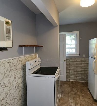 3rd image of 1209 W Hillcrest Ave
