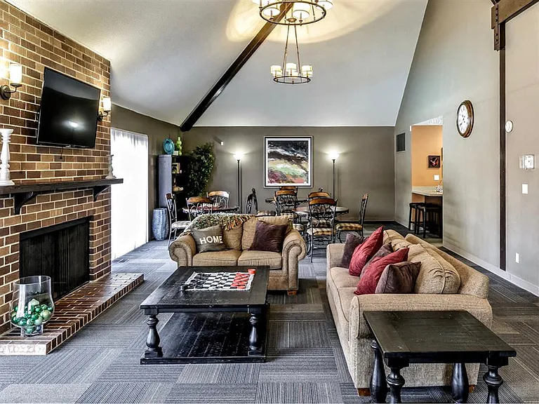 Edgewater Court Apartments — Photo 13
