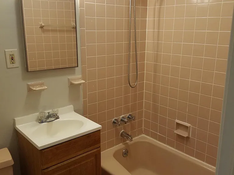 Farmington House Apartments — Photo 13