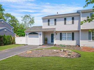 8 Walnut St, Central Islip, NY 11722